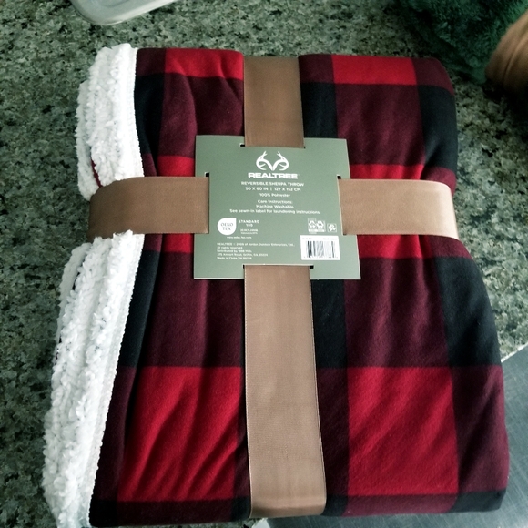 RealTree Black And Red Plaid Reversible Sherpa Throw - Picture 5 of 5